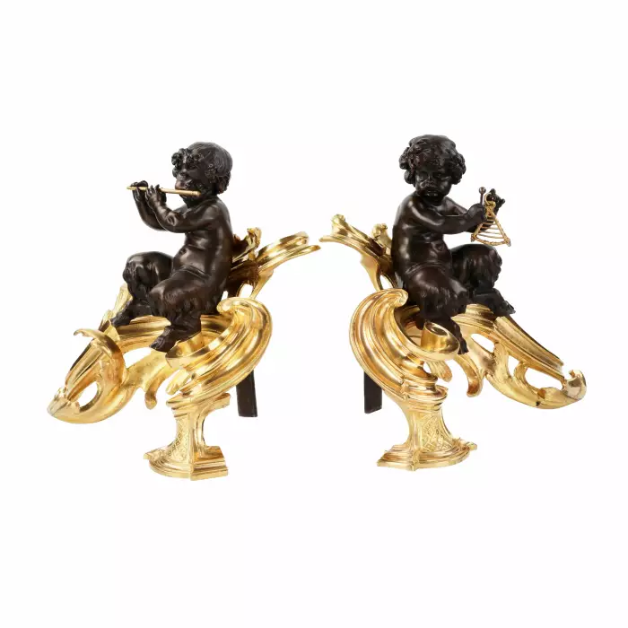 PAIRE DE PORTE-BÛCHES EN BRONZE TOURNÉ, DORÉ ET PATINÉ, DE STYLE LOUIS XV. FRANCE, FIN DU XIXE SIÈCLE