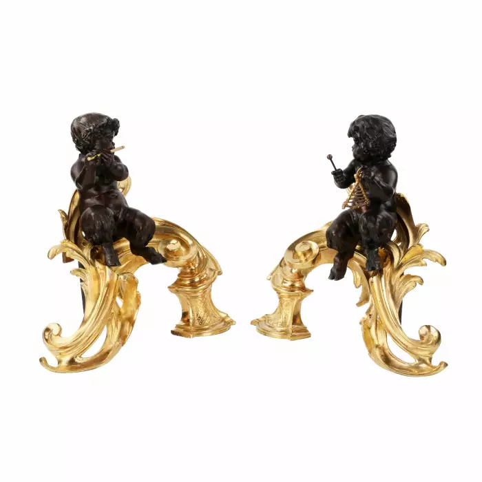 PAIRE DE PORTE-BÛCHES EN BRONZE TOURNÉ, DORÉ ET PATINÉ, DE STYLE LOUIS XV. FRANCE, FIN DU XIXE SIÈCLE
