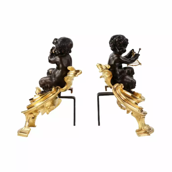 PAIRE DE PORTE-BÛCHES EN BRONZE TOURNÉ, DORÉ ET PATINÉ, DE STYLE LOUIS XV. FRANCE, FIN DU XIXE SIÈCLE