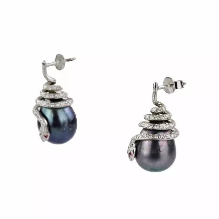 Boucles d`oreilles en or avec perles noires et diamants. 