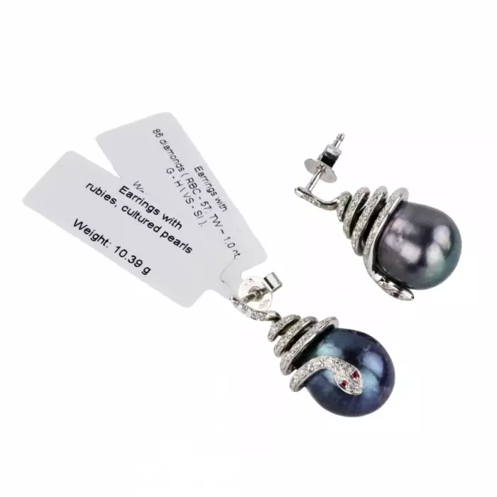 Boucles d`oreilles en or avec perles noires et diamants. 