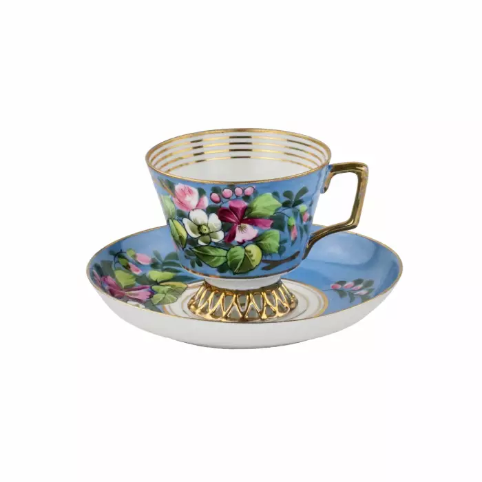 Tasse en porcelaine avec soucoupe 