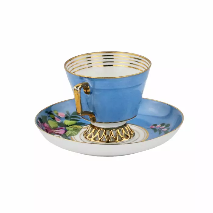 Tasse en porcelaine avec soucoupe 