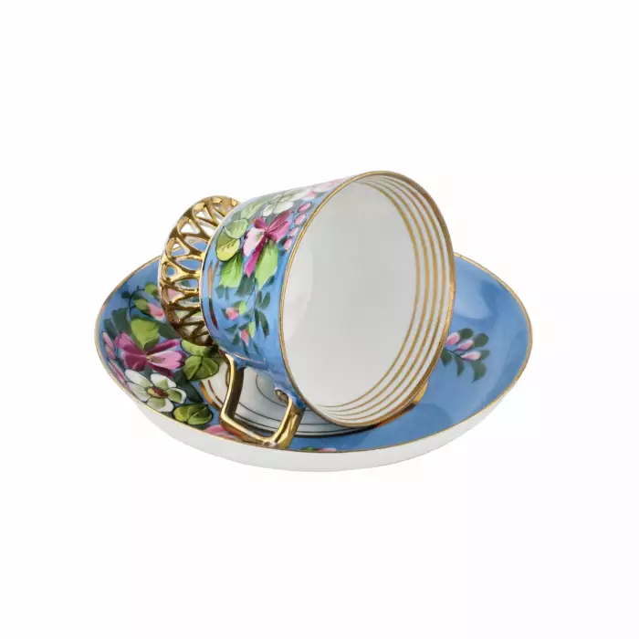 Tasse en porcelaine avec soucoupe 