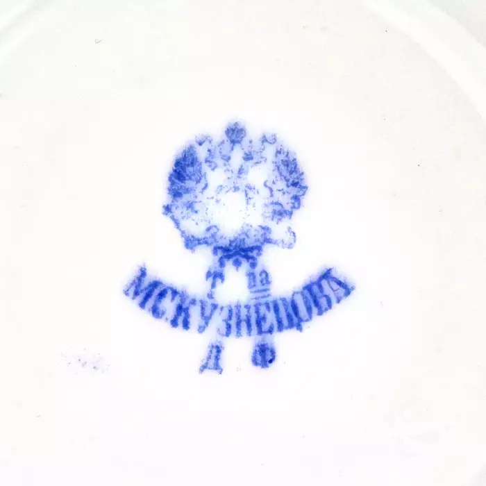 Tasse en porcelaine avec soucoupe 
