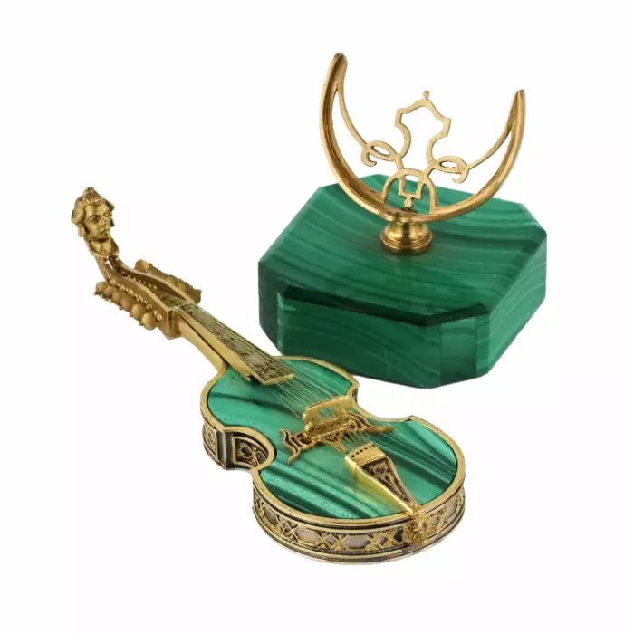 Malachite, miniature en argent dore d`un instrument de musique ancien Viol d`amour, œuvre de joailliers italiens du XXe siècle. 