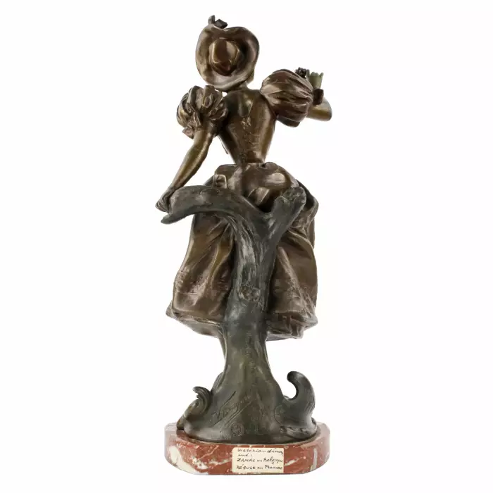 Figurine française en metal bronze sur socle en marbre. Joyeuses vacances. 