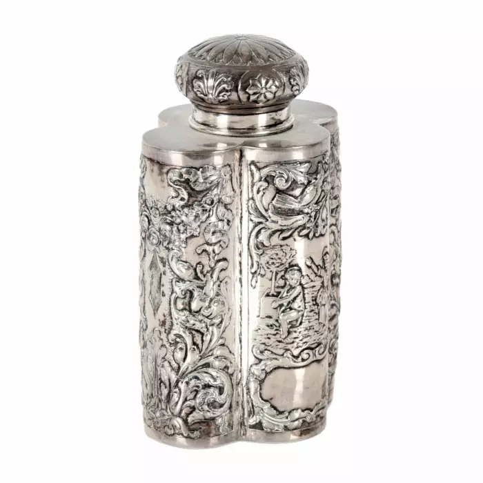 BOÎTE À THÉ EN ARGENT À DÉCOR DE SCÈNES GALANTES GRAVÉES. EUROPE, FIN DU XIXE - DÉBUT DU XXE SIÈCLE