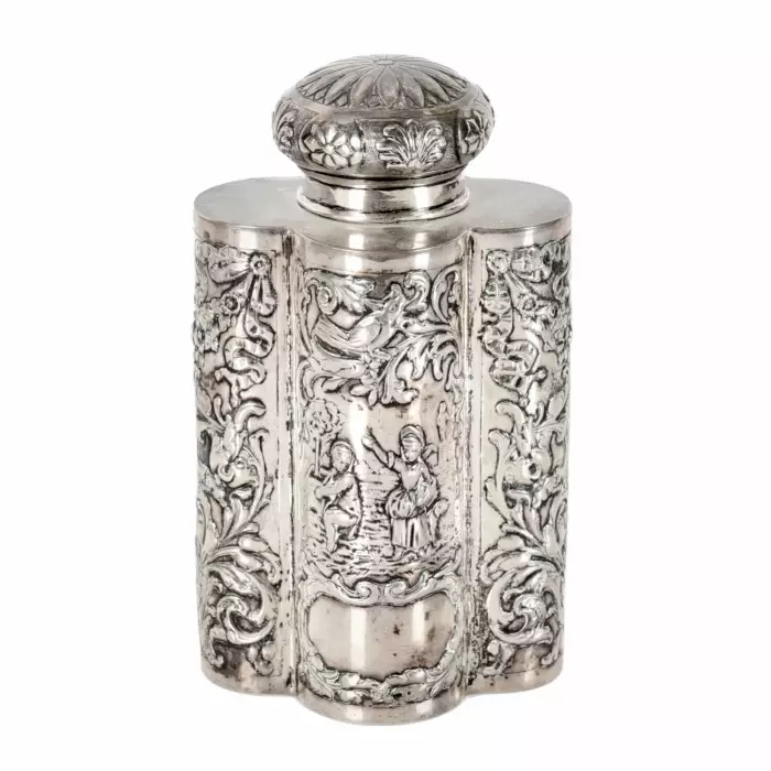 BOÎTE À THÉ EN ARGENT À DÉCOR DE SCÈNES GALANTES GRAVÉES. EUROPE, FIN DU XIXE - DÉBUT DU XXE SIÈCLE