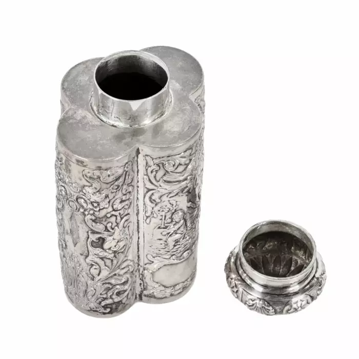 BOÎTE À THÉ EN ARGENT À DÉCOR DE SCÈNES GALANTES GRAVÉES. EUROPE, FIN DU XIXE - DÉBUT DU XXE SIÈCLE