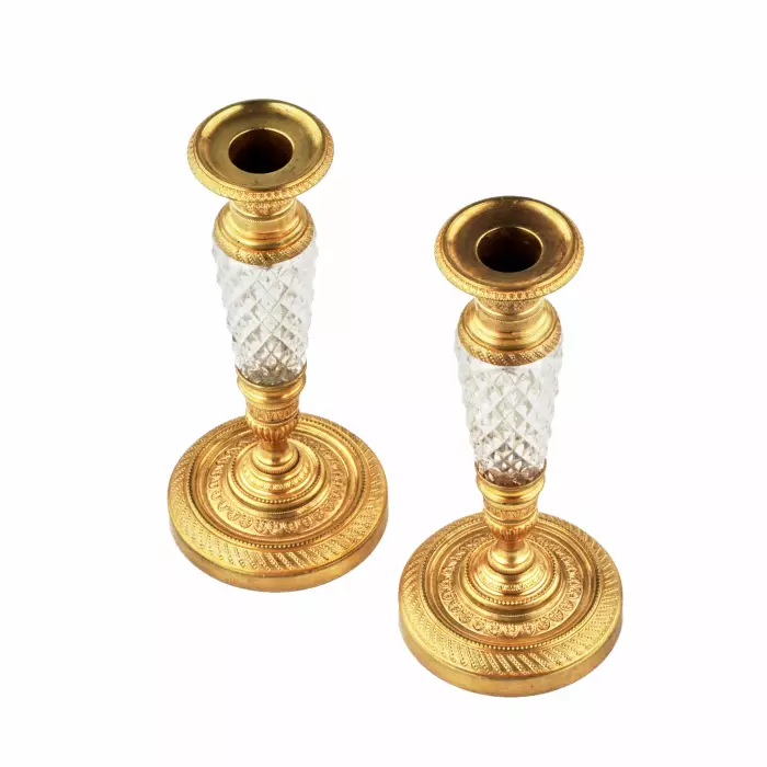 PAIRE DE BOUGEOIRS EN BRONZE DORÉ ET VERRE, DE STYLE EMPIRE. FRANCE, VERS 1900