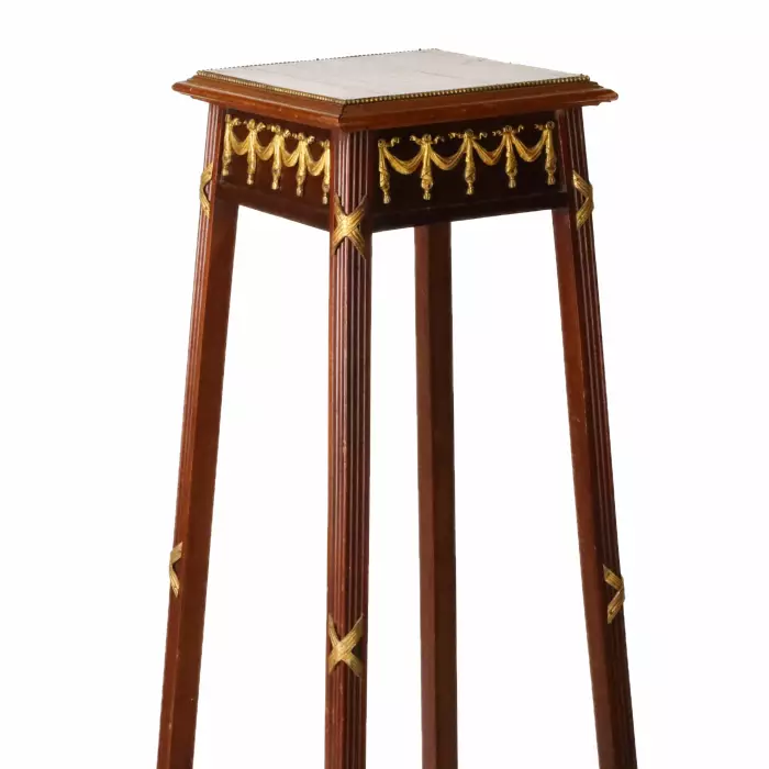 Neoclassical mahogany console with gilded bronze, late 19th century. 