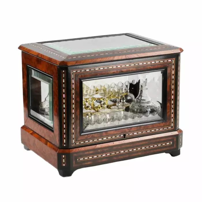 CABINET À LIQUEURS EN PALISSANDRE À MARQUETERIE DE NACRE. FRANCE. TOURNANT DES XIXE ET XXE SIÈCLES