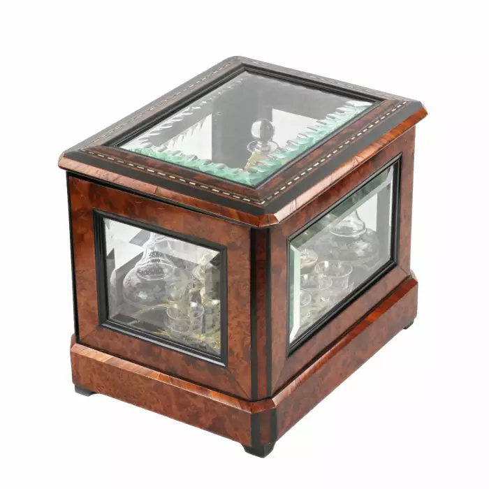 CABINET À LIQUEURS EN PALISSANDRE À MARQUETERIE DE NACRE. FRANCE. TOURNANT DES XIXE ET XXE SIÈCLES