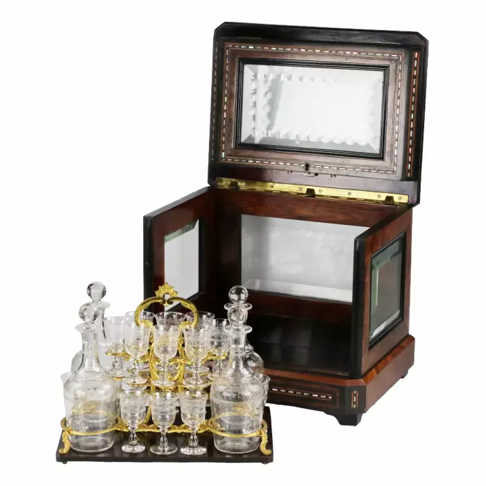 CABINET À LIQUEURS EN PALISSANDRE À MARQUETERIE DE NACRE. FRANCE. TOURNANT DES XIXE ET XXE SIÈCLES
