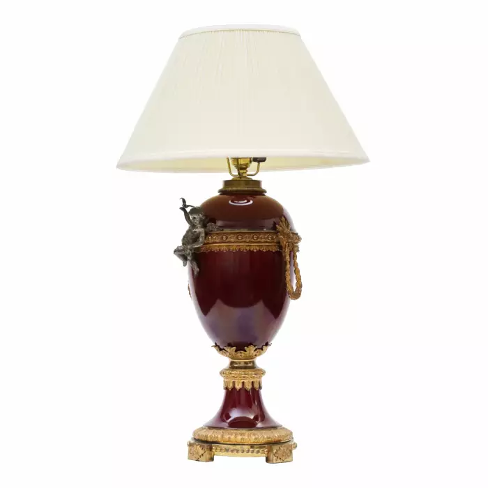 Lampe de table en porcelaine. 