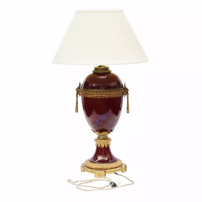 Lampe de table en porcelaine. 