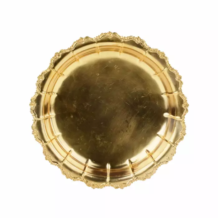 Plat en argent et dore sur trois pieds, dans le goût de lhistoricisme. Lettonie annees 1930.