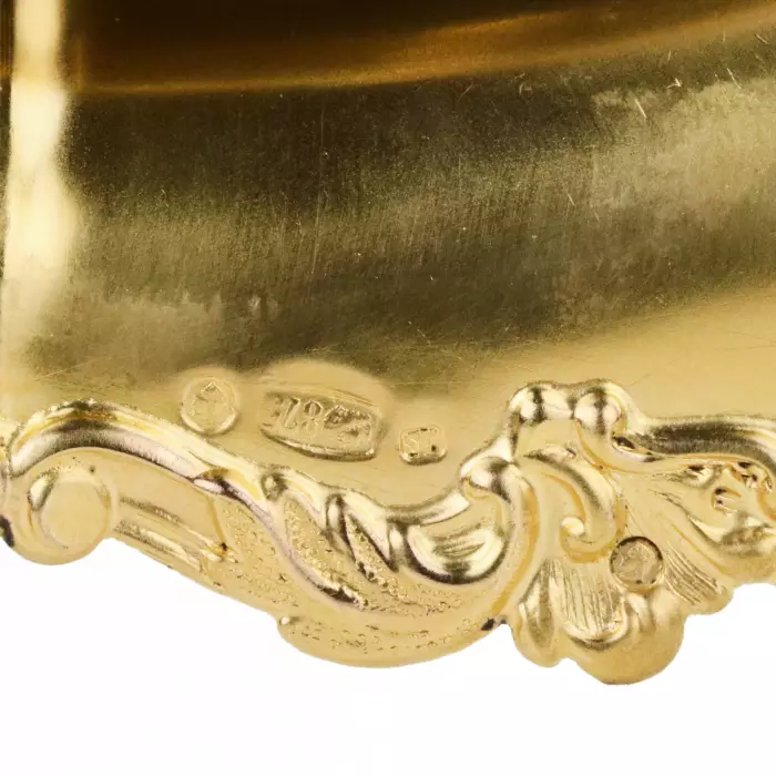 Plat en argent et dore sur trois pieds, dans le goût de lhistoricisme. Lettonie annees 1930.
