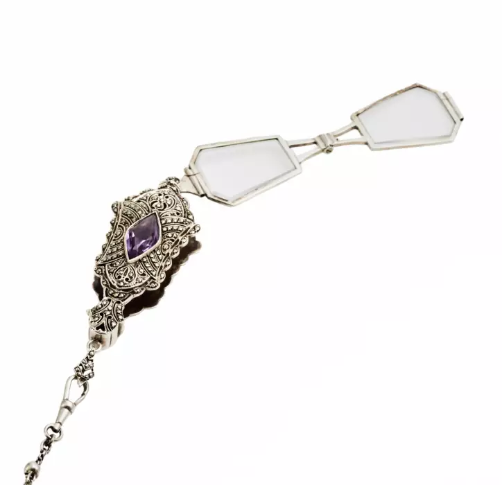 Pendentif lorgnette en argent sur chaîne Platinin. 
