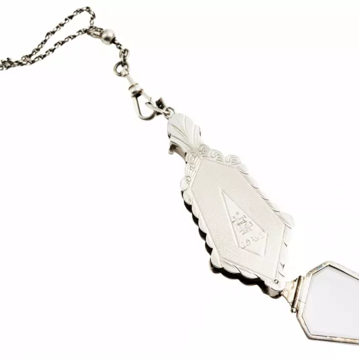 Pendentif lorgnette en argent sur chaîne Platinin. 