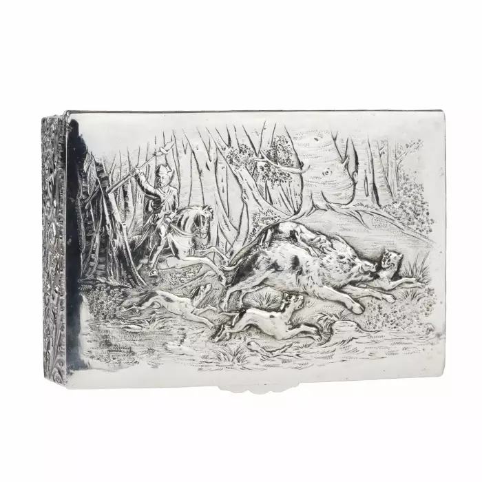 Boîte à cigares en argent avec une scène d`appâtage de sanglier. Le tournant des XIXe-XXe siècles. 