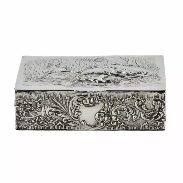 Boîte à cigares en argent avec une scène d`appâtage de sanglier. Le tournant des XIXe-XXe siècles. 