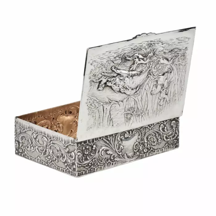 Boîte à cigares en argent avec une scène d`appâtage de sanglier. Le tournant des XIXe-XXe siècles. 