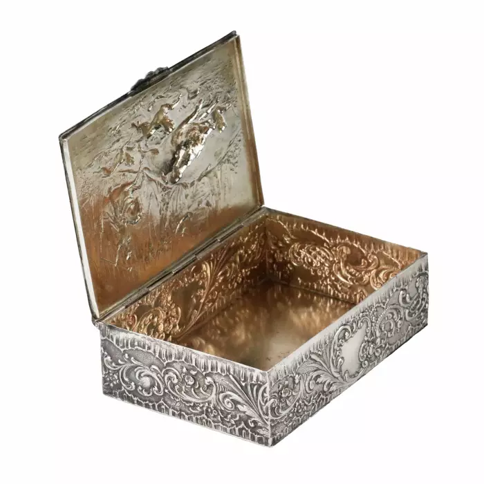 Boîte à cigares en argent avec une scène d`appâtage de sanglier. Le tournant des XIXe-XXe siècles. 