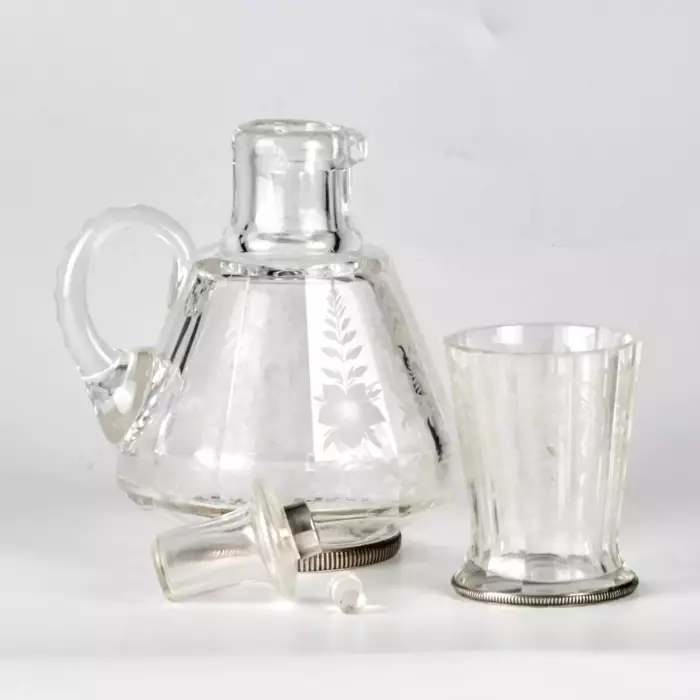 Carafe de nuit avec un verre. 
