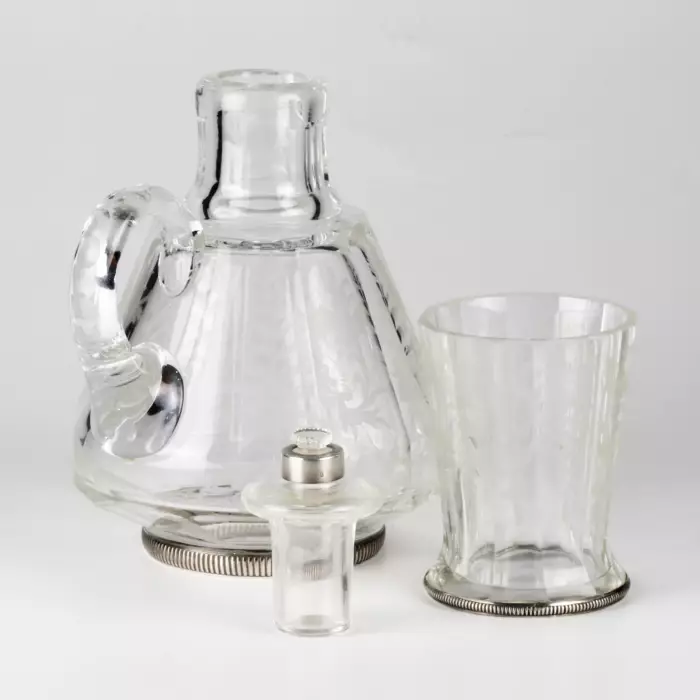 Carafe de nuit avec un verre. 