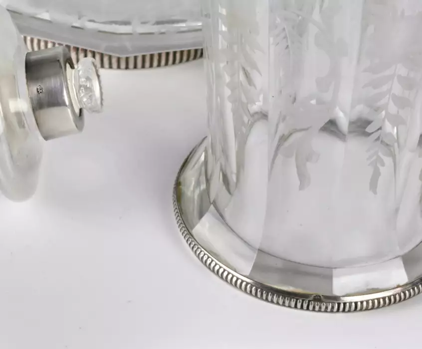 Carafe de nuit avec un verre. 