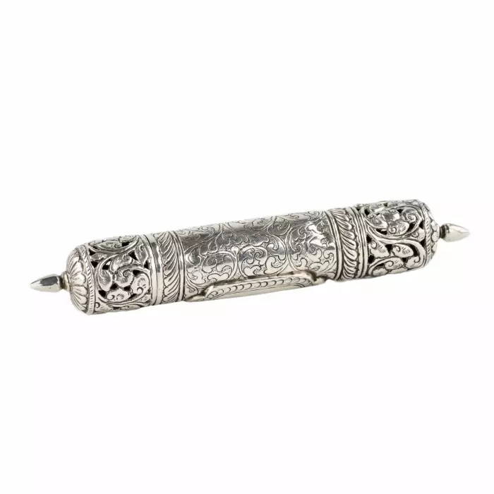 Etui cylindrique de la Meguila en argent ajoure à motifs floraux. 