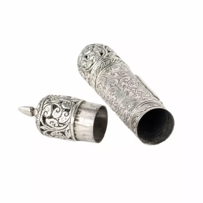 Etui cylindrique de la Meguila en argent ajoure à motifs floraux. 