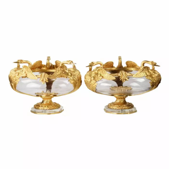 PAIRE DE JARDINIÈRES À MOTIF DE CYGNES FRANCE, XXᵉ SIÈCLE
