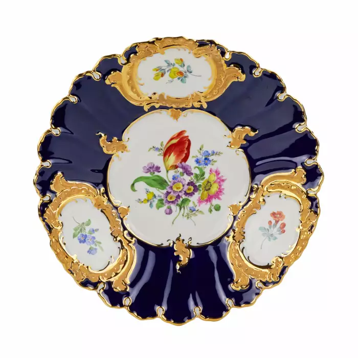 Magnifique plat Meissen bleu cobalt avec dorure et peinture delicate. 20ième siècle. 