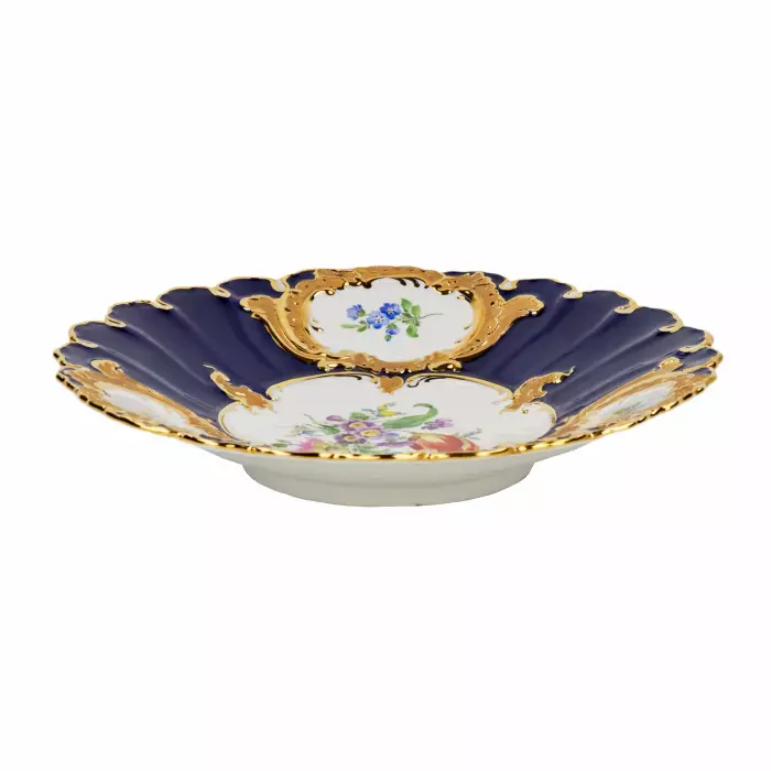 Magnifique plat Meissen bleu cobalt avec dorure et peinture delicate. 20ième siècle. 
