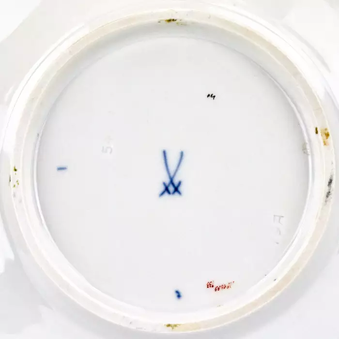 Magnifique plat Meissen bleu cobalt avec dorure et peinture delicate. 20ième siècle. 