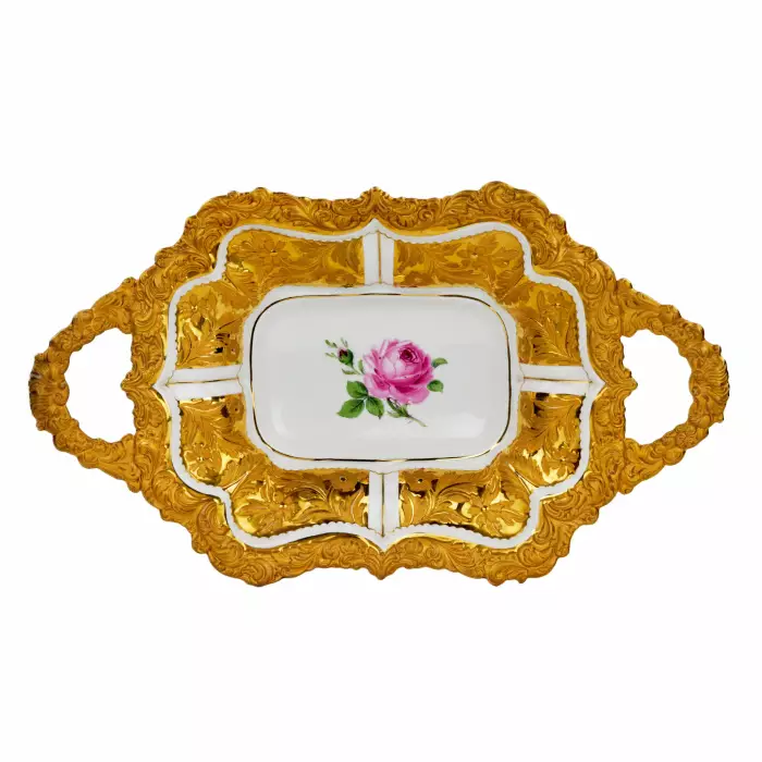 Plat de Meissen dore peint. 20ième siècle. 