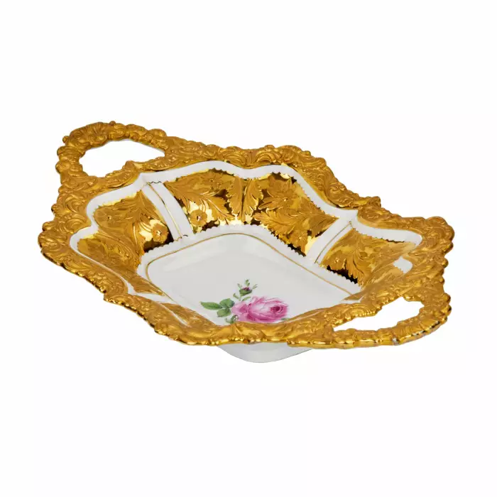 Plat de Meissen dore peint. 20ième siècle. 