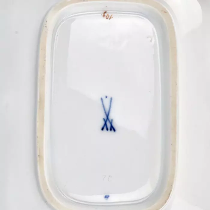 Plat de Meissen dore peint. 20ième siècle. 