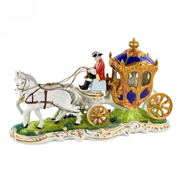Composition romantique en porcelaine Calèche. Dresde. 20ième siècle. 
