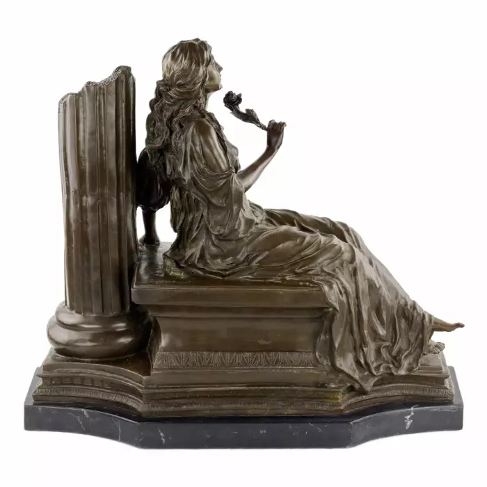 Sculpture en bronze Fille à la rose. 