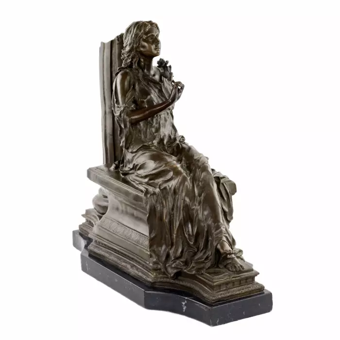 Sculpture en bronze Fille à la rose. 