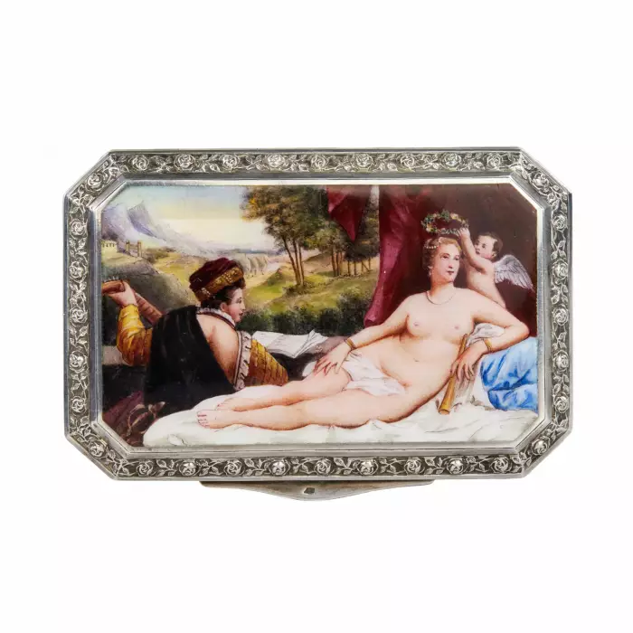 Une elegante tabatière en argent avec une miniature en email de Venus et un joueur de luth. L`Autriche. 20ième siècle. 