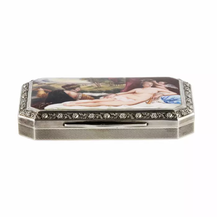 Une elegante tabatière en argent avec une miniature en email de Venus et un joueur de luth. L`Autriche. 20ième siècle. 