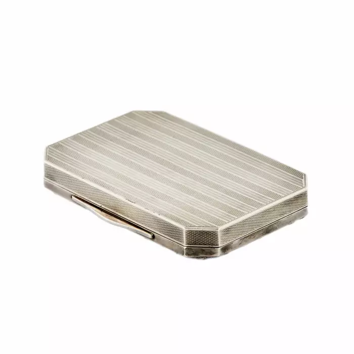 Une elegante tabatière en argent avec une miniature en email de Venus et un joueur de luth. L`Autriche. 20ième siècle. 