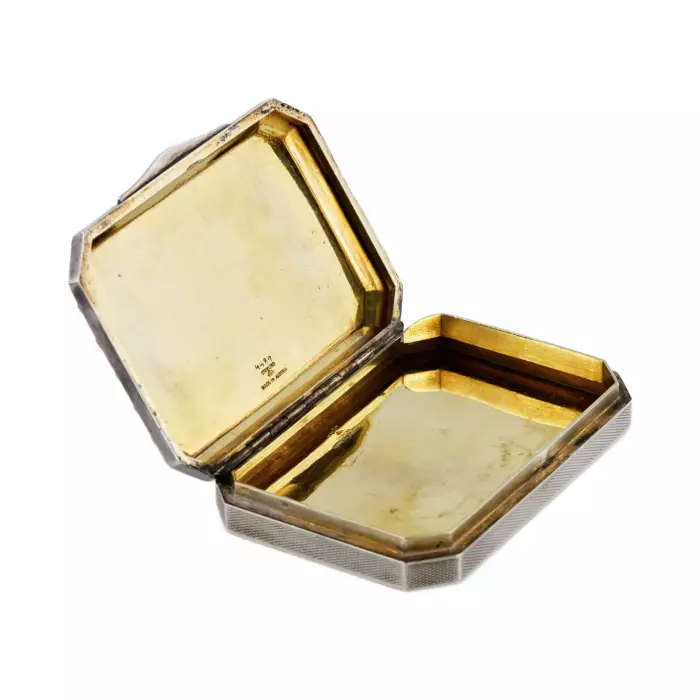Une elegante tabatière en argent avec une miniature en email de Venus et un joueur de luth. L`Autriche. 20ième siècle. 