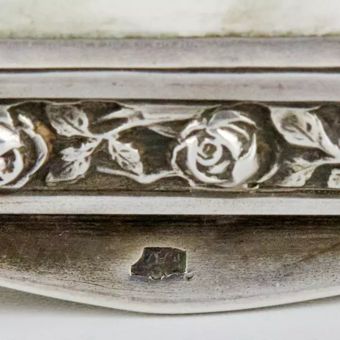 Une elegante tabatière en argent avec une miniature en email de Venus et un joueur de luth. L`Autriche. 20ième siècle. 