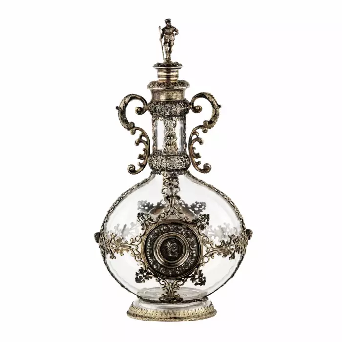 Gracieuse carafe en verre en argent ajoure d`epoque Neo-Renaissance. Allemagne. 19ème siècle. 